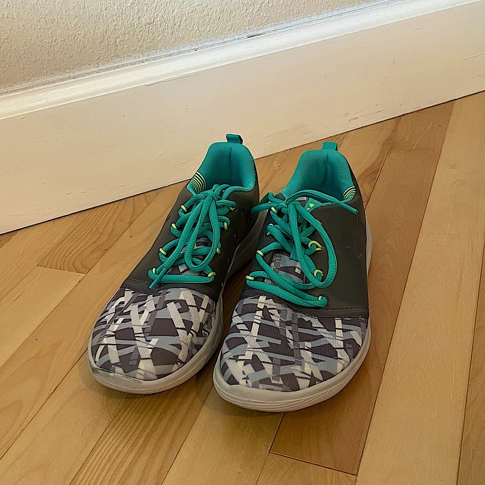 Under Armour Athletic Shoes size US 6Y